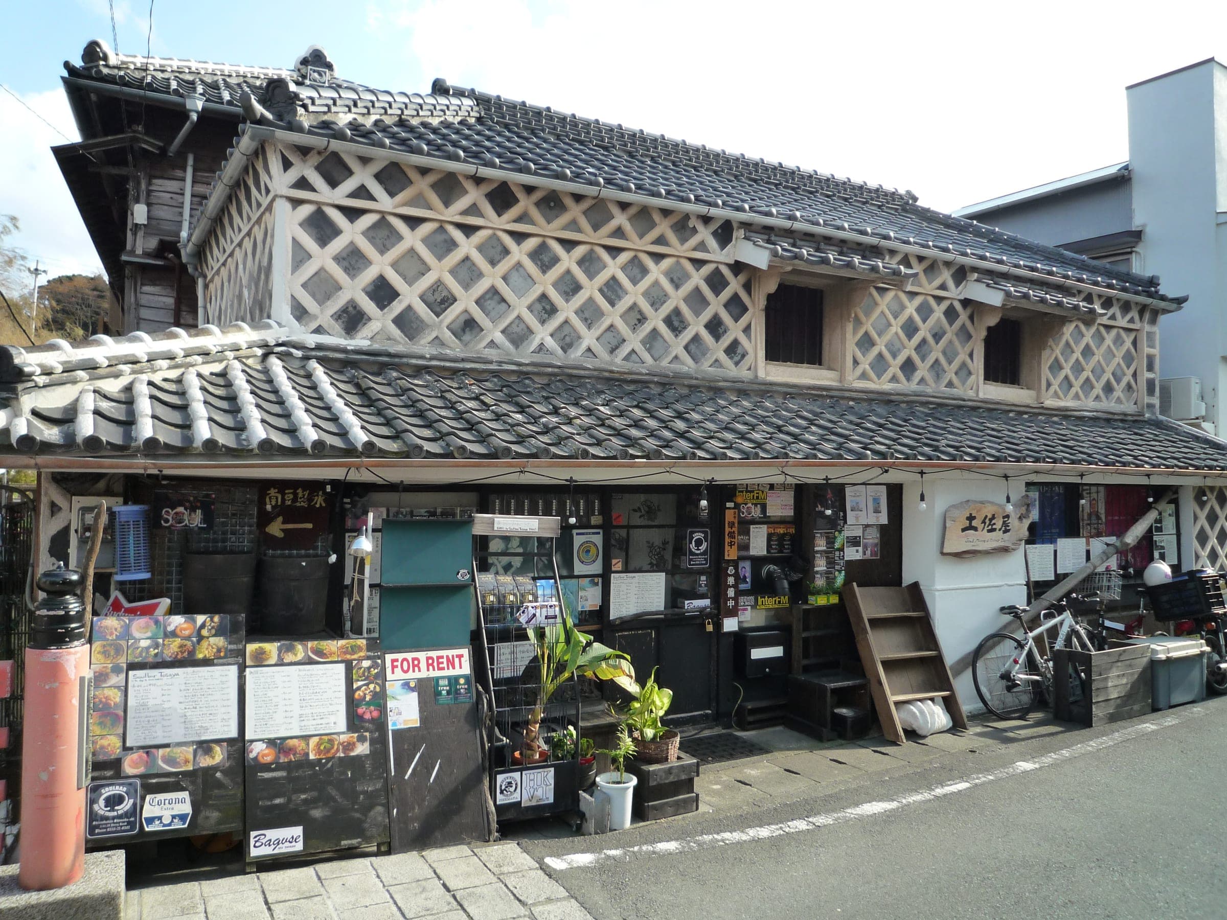 A shop on Perry Road in Shimoda keeps the white lattice of namako-kabe tile walls.