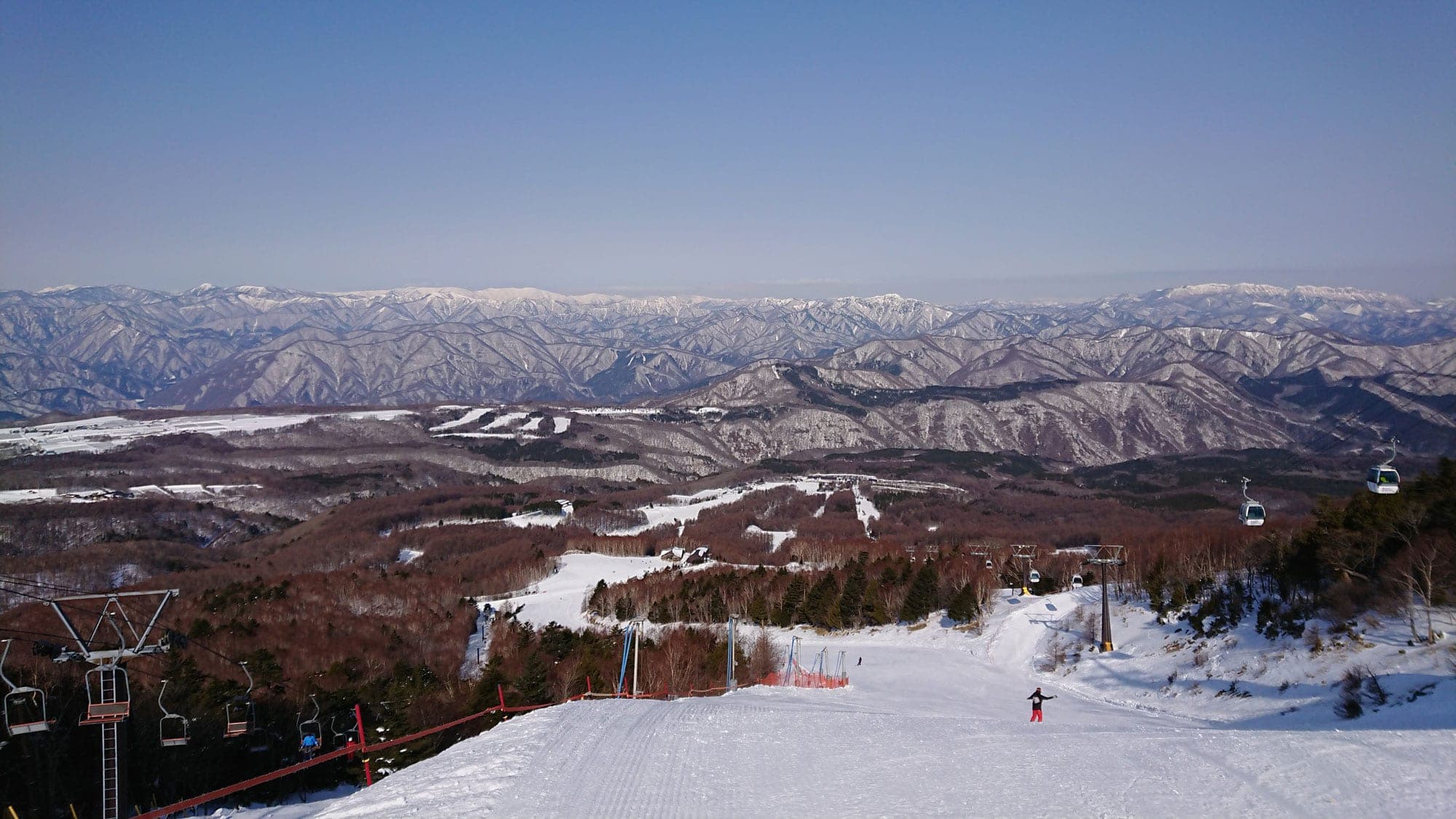 The Wall Street run at Hunter Mountain Shiobara drops toward chairlifts below snowy Tochigi ranges