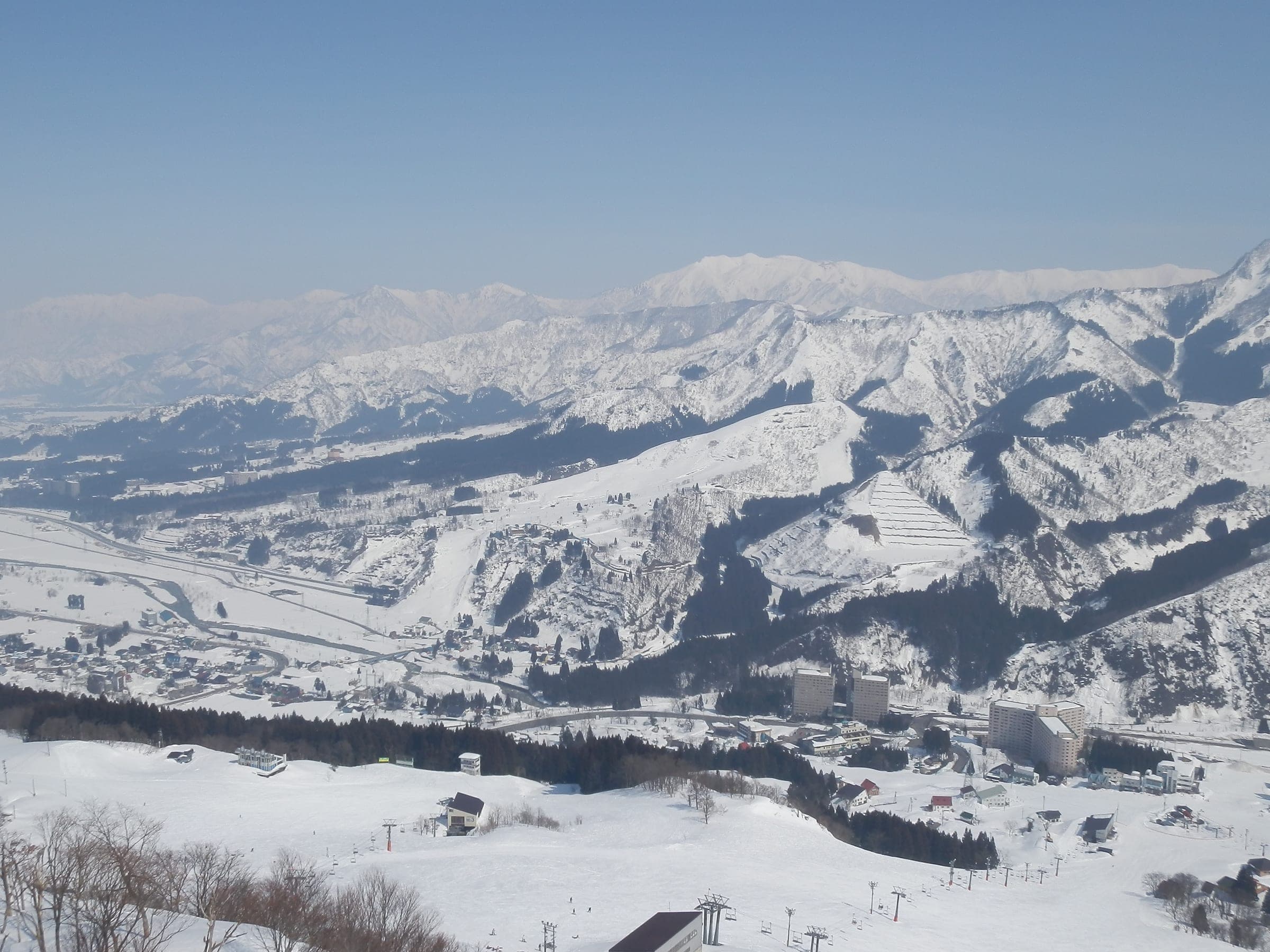 The snowy Uonuma valley and its ranges spread out below the slopes of Ishiuchi Maruyama