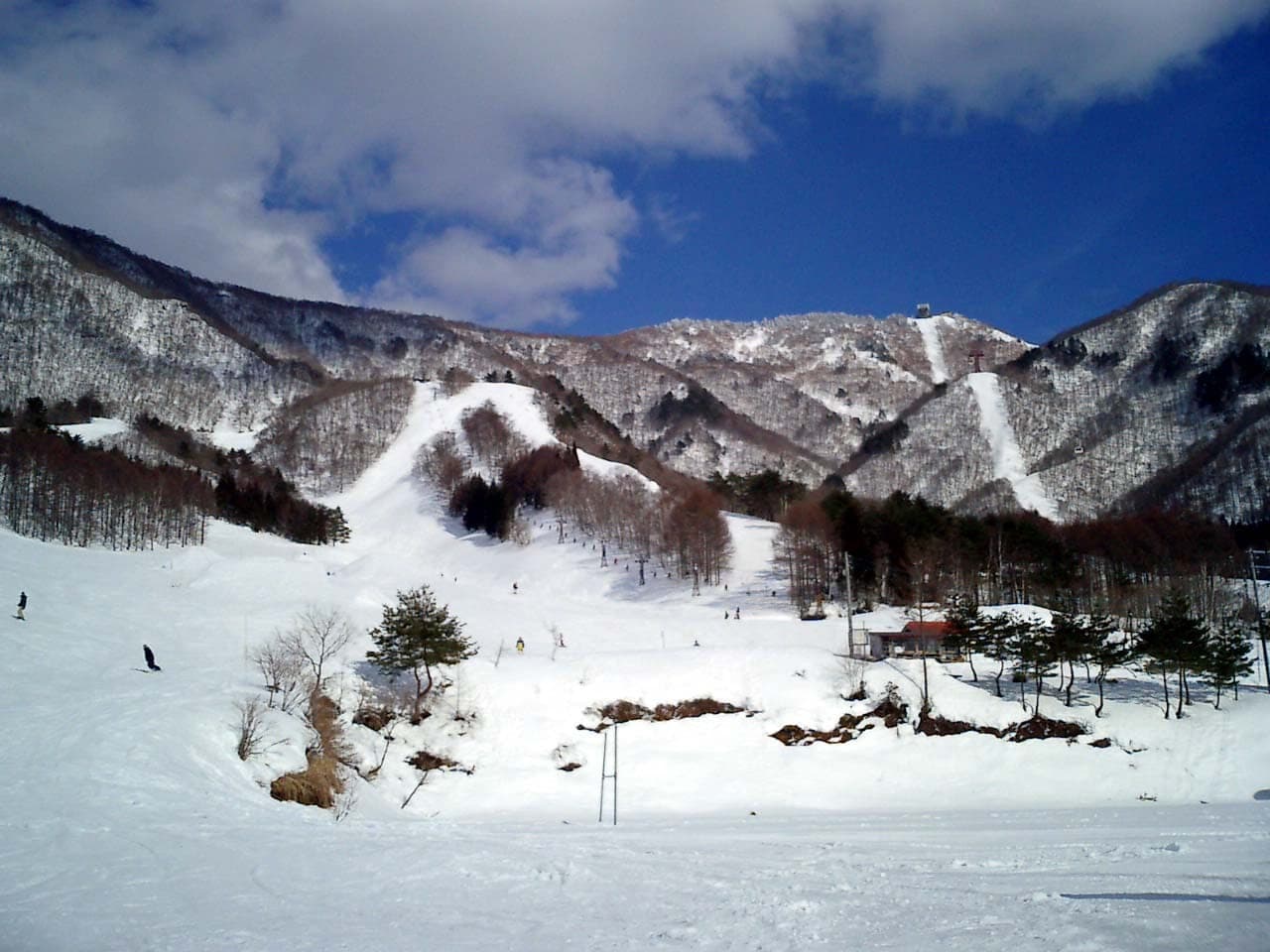 The lower slopes of Ryuoo Ski Park spread below a snowy ridge