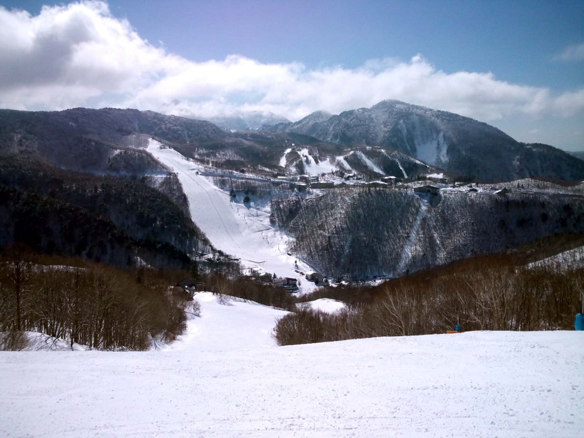 The steep Giant slope and the Hasuike area sit in the valley seen from the top of Nishidateyama