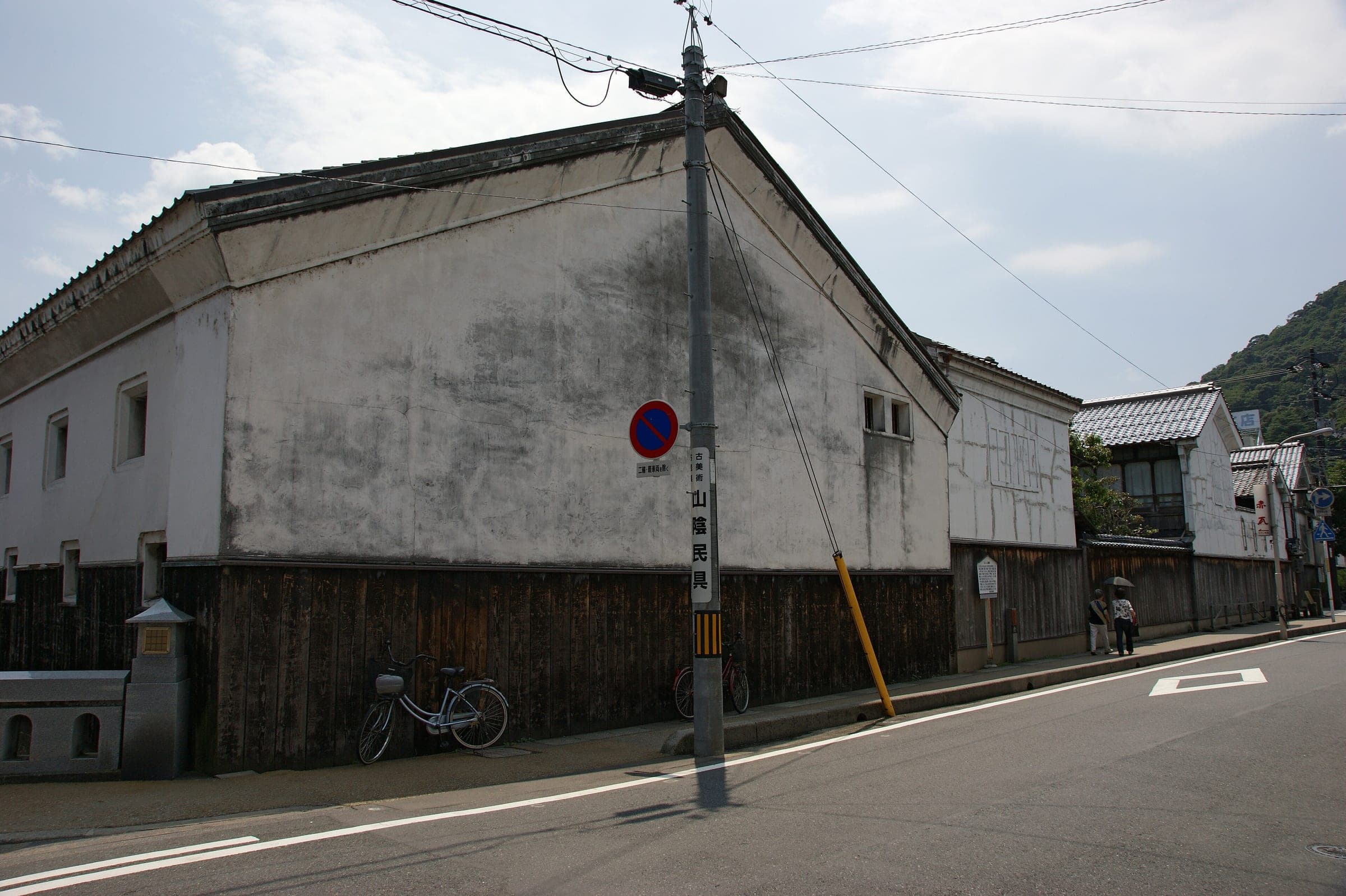 A plastered storehouse turns a quiet corner in the Utsubuki-Tamagawa district of Kurayoshi