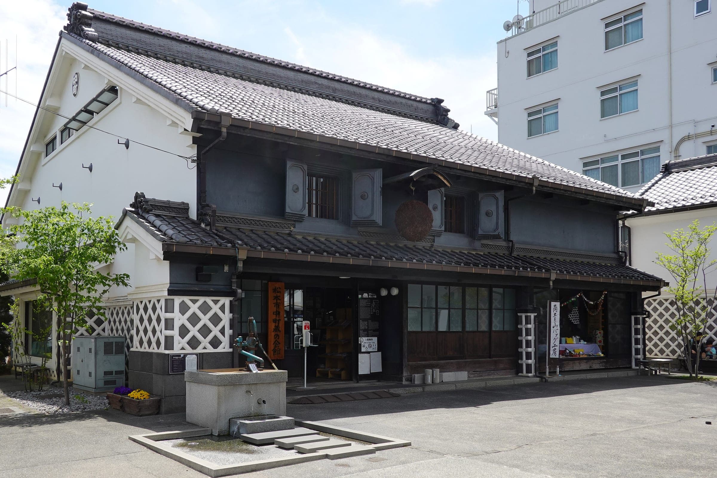 A white-and-black plastered storehouse stands on Nakamachi Street in central Matsumoto.