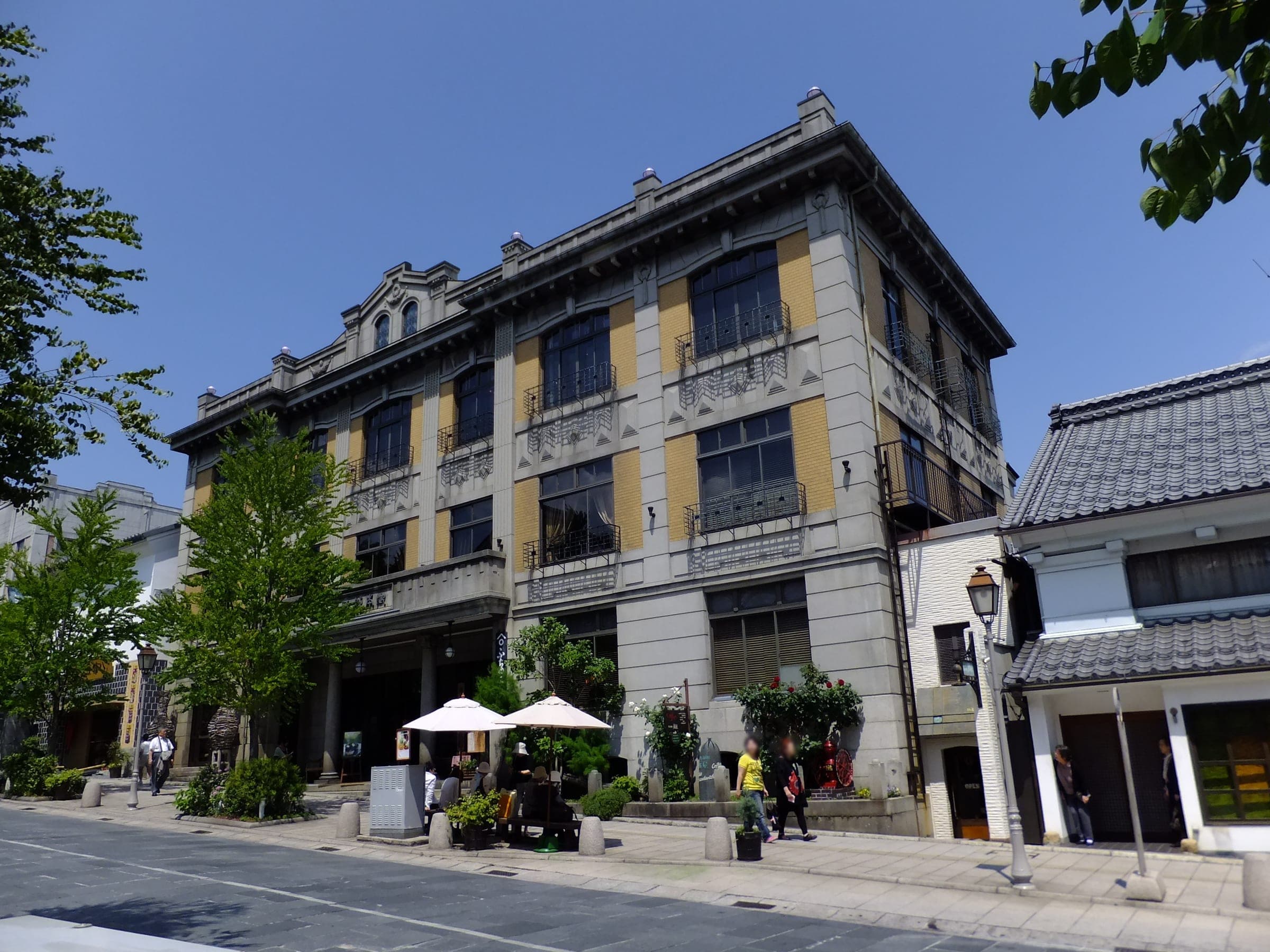 The facade of the Fujiya Gohonjin faces Chuo-dori on the approach to Zenko-ji in Nagano City.